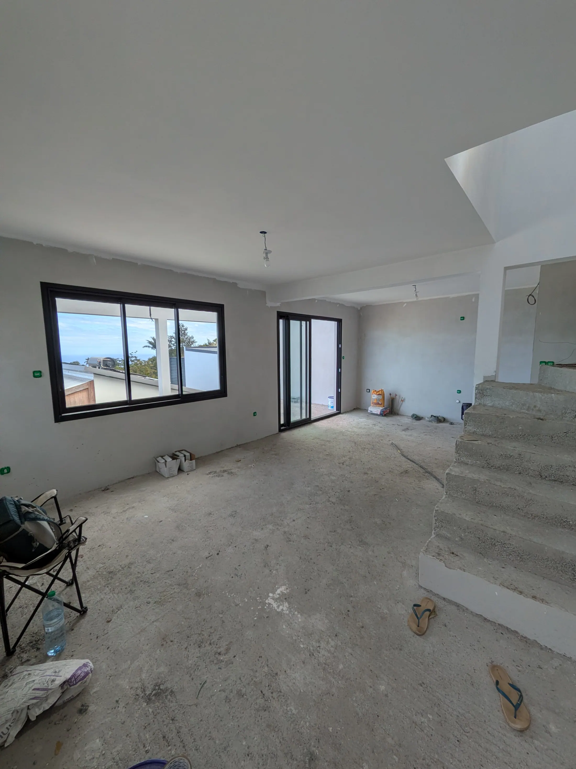 Pièce intérieure de villa en cours de travaux