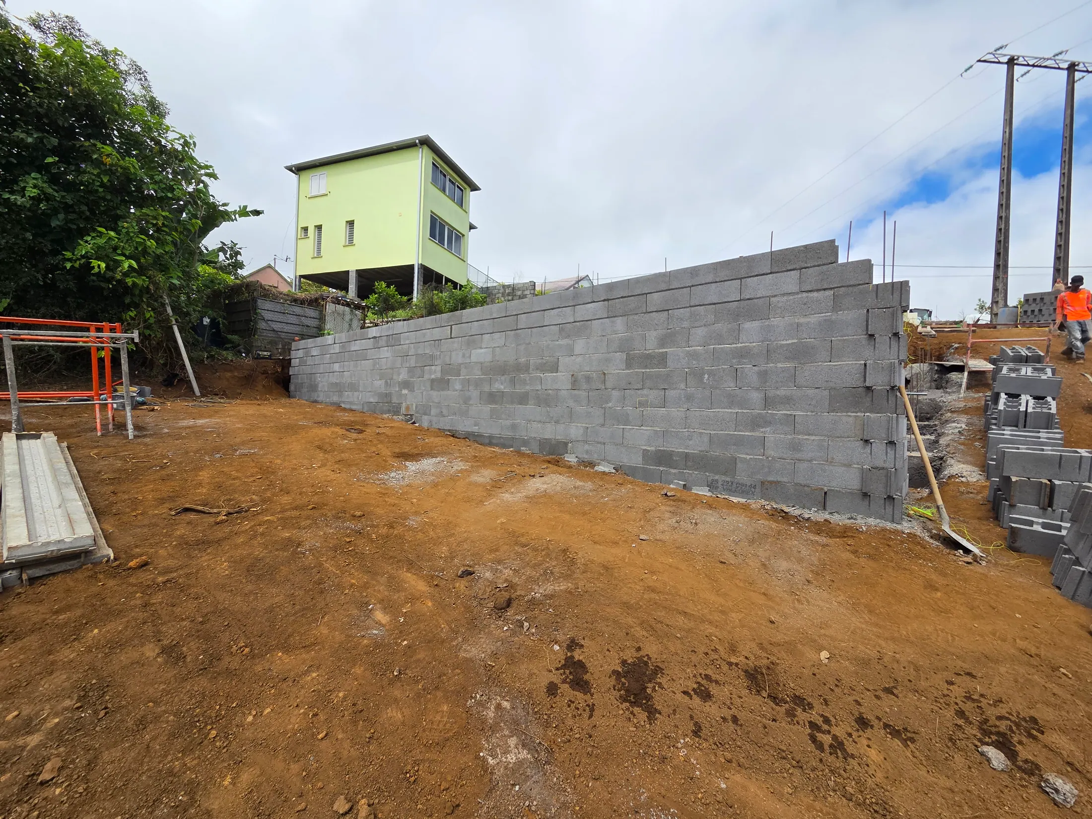 Montage de mur en parpaings sur le chantier