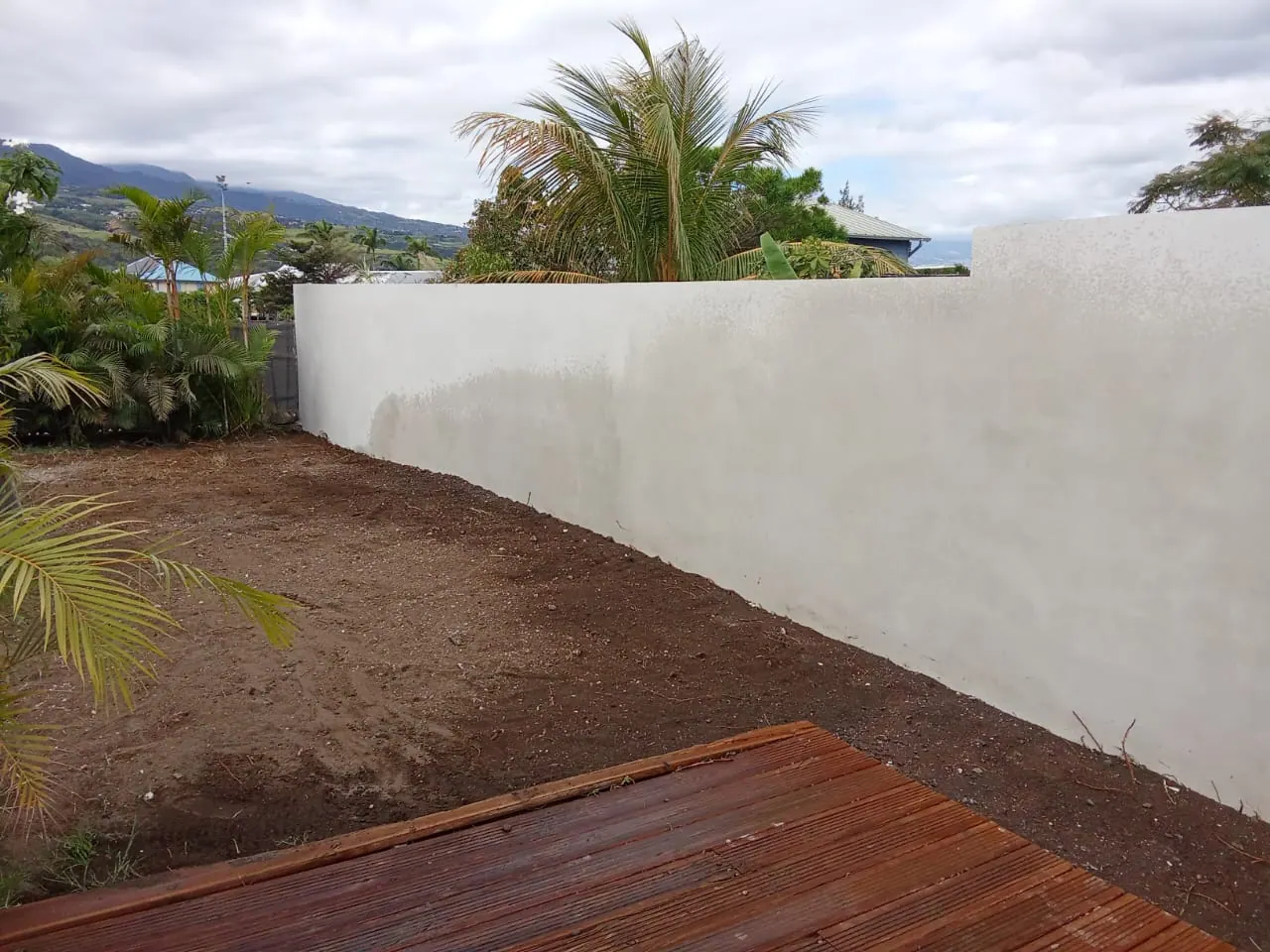 Mur béton réalisé le long d’un espace extérieur