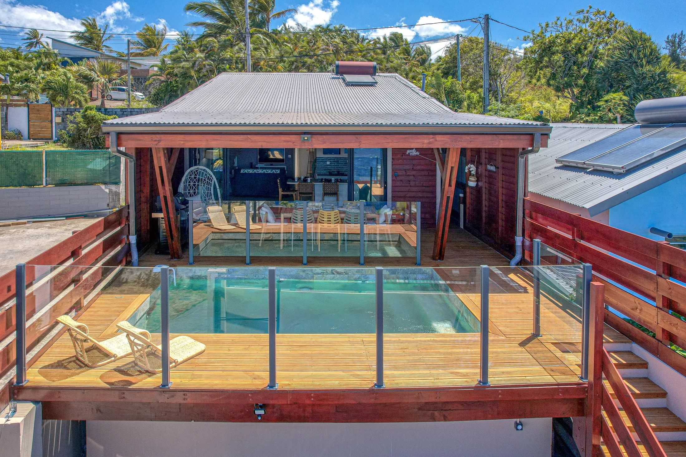 Villa Petite Anse rénovée avec terrasse bois et piscine vue du ciel